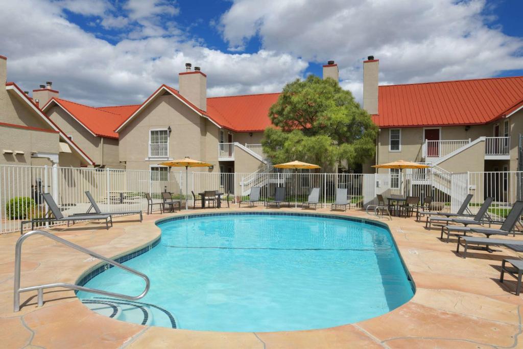 Swimming pool sa o malapit sa Sonesta ES Suites Albuquerque