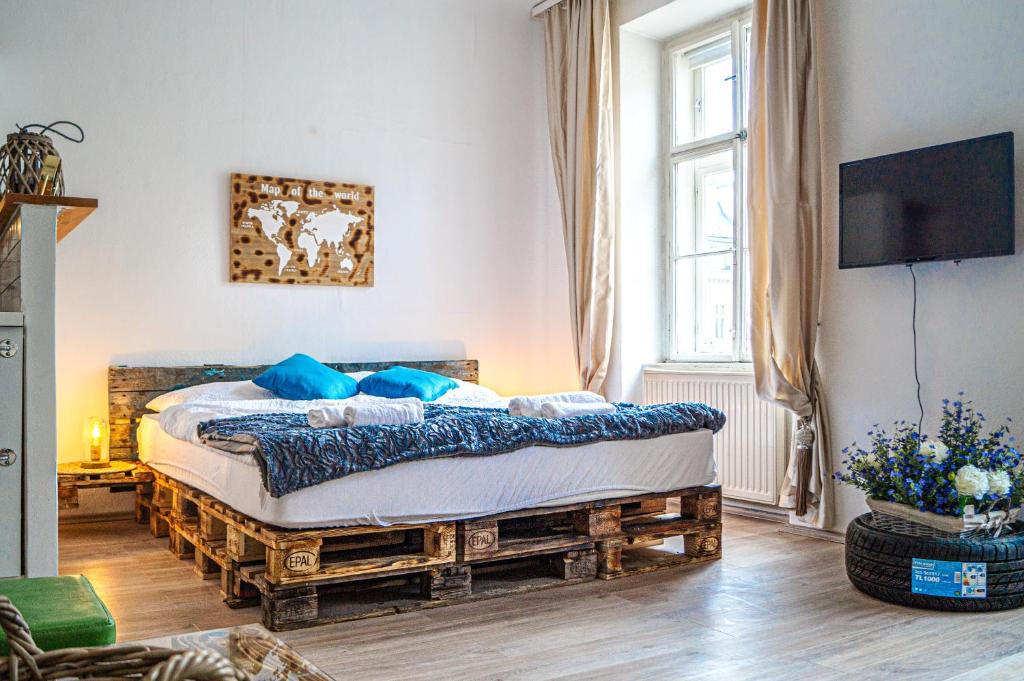 a bedroom with a large bed with blue pillows at 2BR- Available in Lockdown & Perfect for Longstays in Vienna