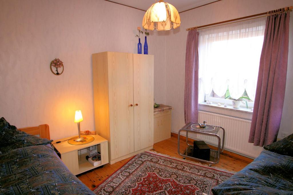- un salon avec un canapé et une fenêtre dans l'établissement Laatzen - Private Apartment, à Hanovre