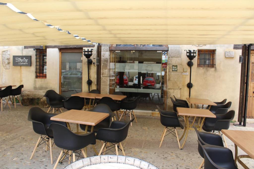 Reštaurácia alebo iné gastronomické zariadenie v ubytovaní Hotel La Villa