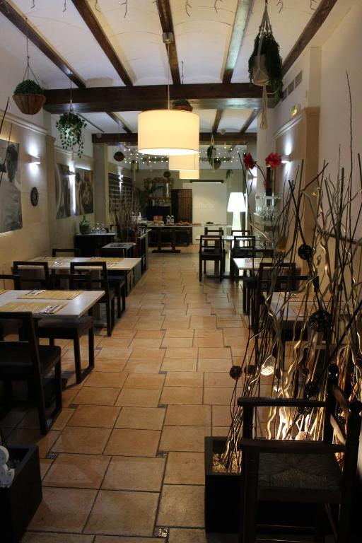 Reštaurácia alebo iné gastronomické zariadenie v ubytovaní Hotel La Villa