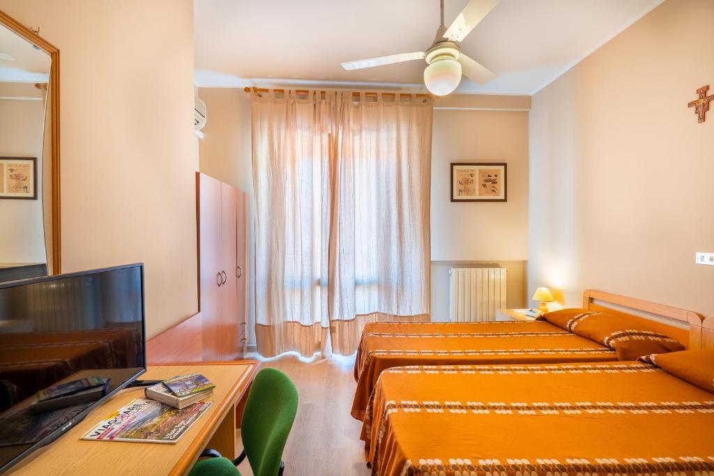 A bed or beds in a room at Hotel Trasimeno