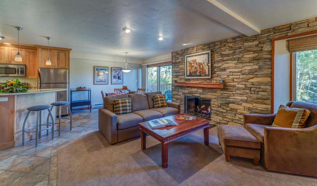 uma sala de estar com um sofá e uma lareira em Bear Claw 201 - Bear Claw I Building em Steamboat Springs