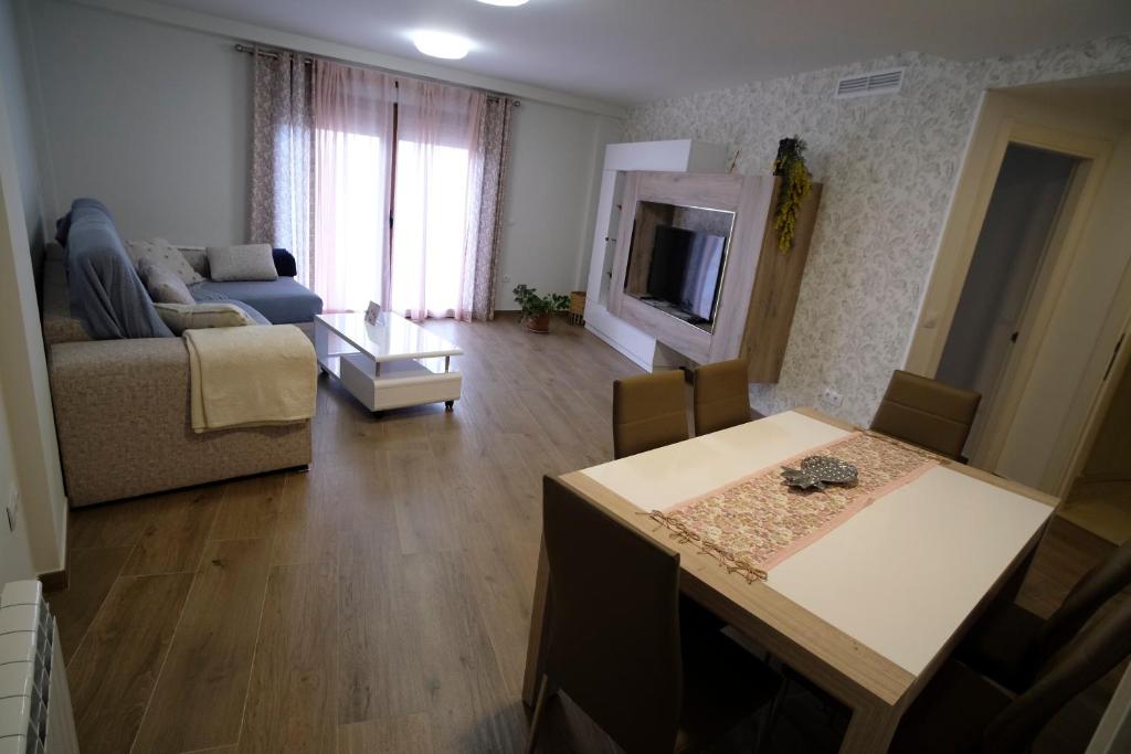 A television and/or entertainment centre at Amanece Monegrillo Apartamentos
