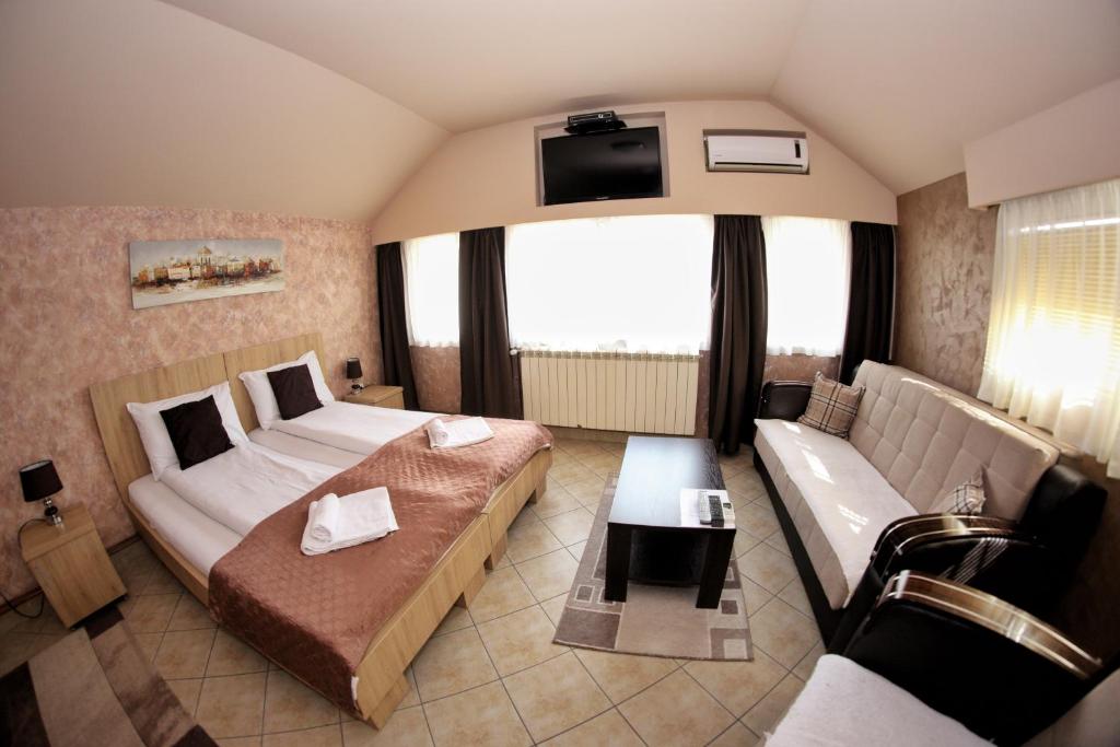 Apartmani Zecevic Niksic - Sala Familiar Con Baño Privado
