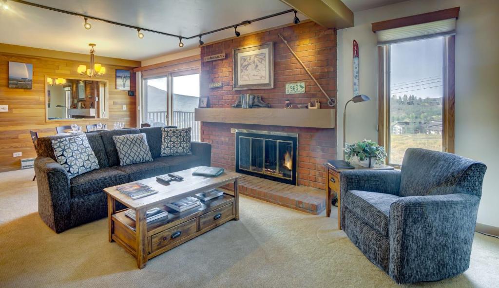uma sala de estar com dois sofás e uma lareira em Bear Claw 203 - Bear Claw I Building em Steamboat Springs
