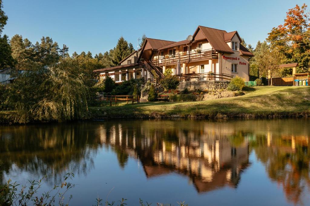 una casa sentada a orillas de un río en Wypoczynek u Piotra, en Susiec