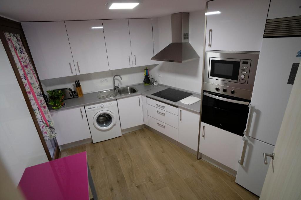 A kitchen or kitchenette at Amanece Monegrillo Apartamentos