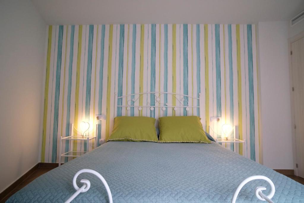 A bed or beds in a room at Amanece Monegrillo Apartamentos