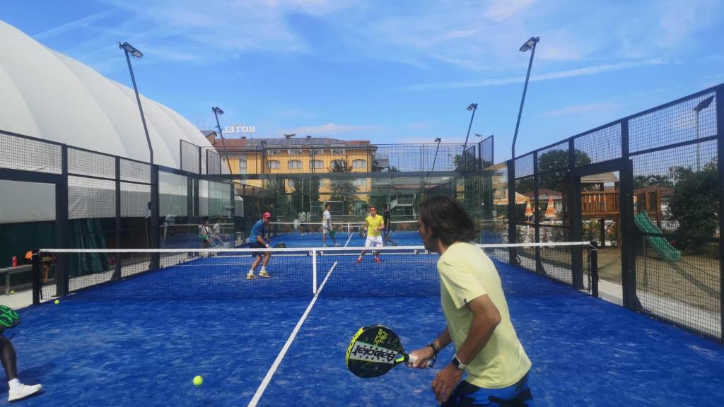Tenis a/nebo squash v ubytování Ancora Sport Resort Hotel nebo okolí
