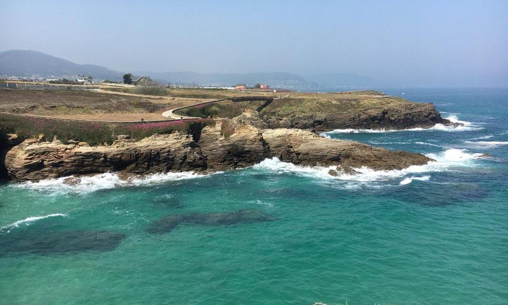 een luchtzicht op de oceaan en een rotsachtige kustlijn bij PISO AMPLIO A 100 M DE LA PLAYA in Foz