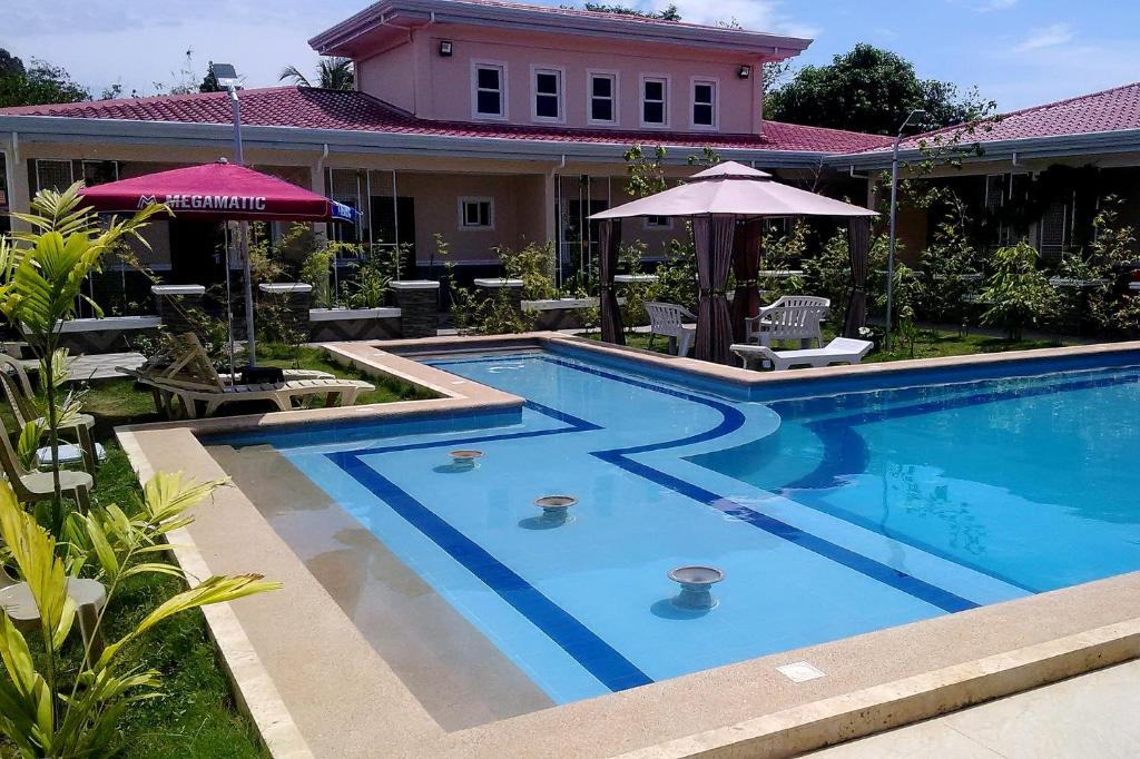ein Pool vor einem Haus in der Unterkunft Venezia Suites Resort Panglao in Panglao
