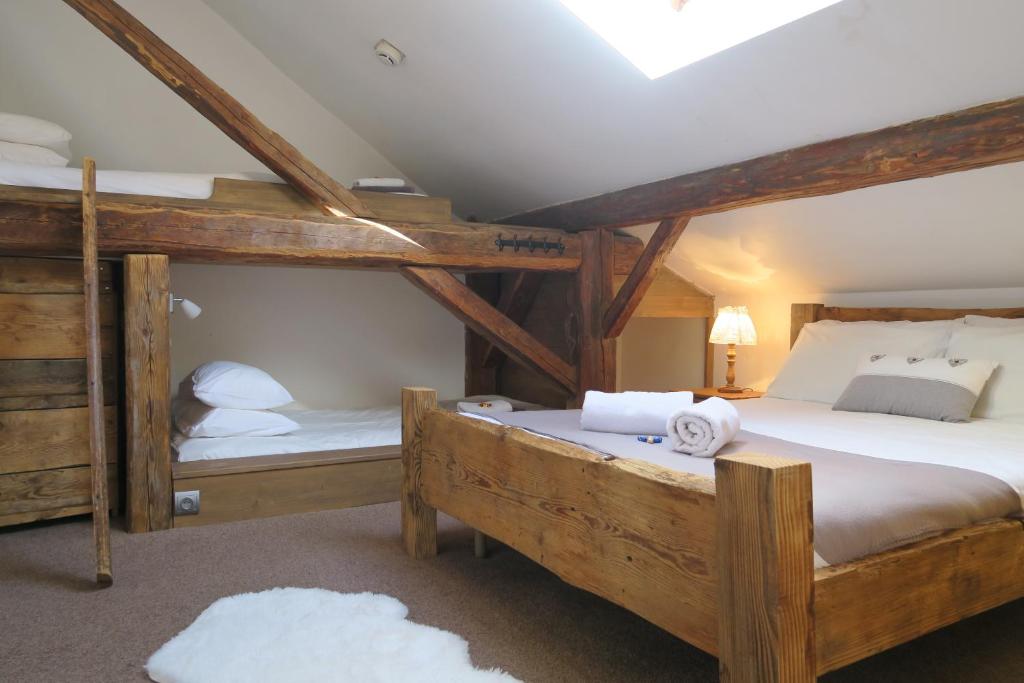 2 Etagenbetten in einem Zimmer mit Holzbalken in der Unterkunft Heyday Chalet in Montriond