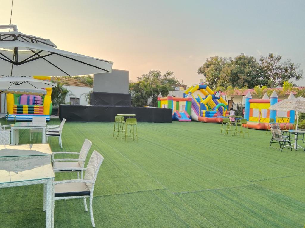 Večerní zábavní program pro hosty v ubytování Focus club and Resort