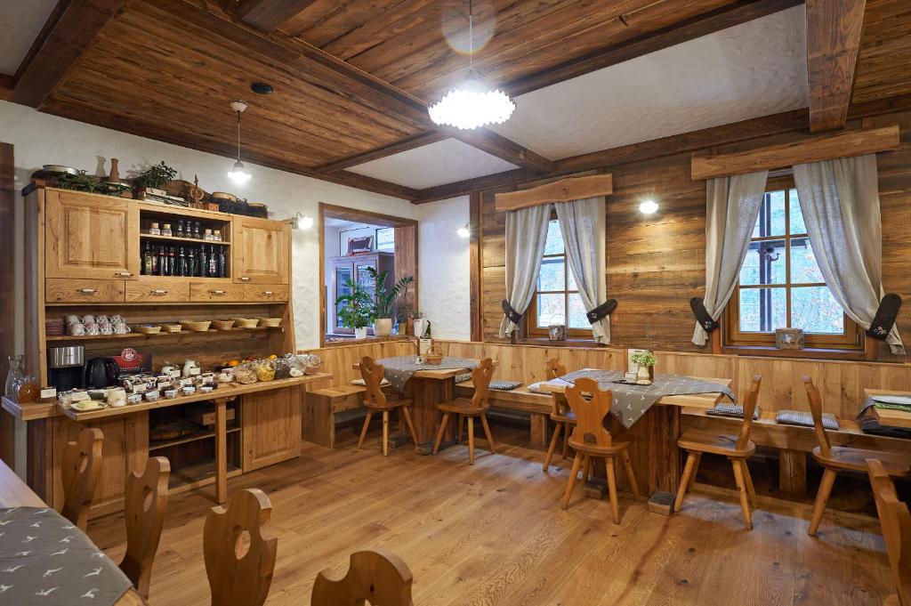 Reštaurácia alebo iné gastronomické zariadenie v ubytovaní Eko hiša-Eco House Na razpotju