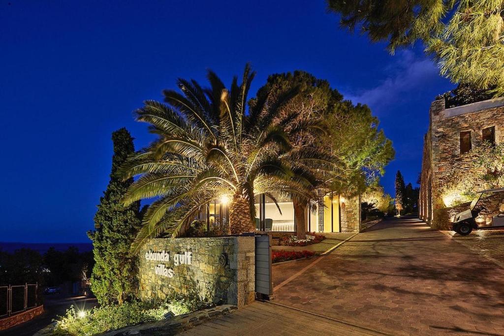 una casa con palmeras en una calle por la noche en Holiday home with a private pool in Elounda, en Elounda