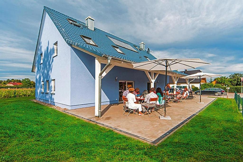 SeehausenFerienhaus Hyggelig in Seehausen am Oberuckersee的一群人坐在大楼外