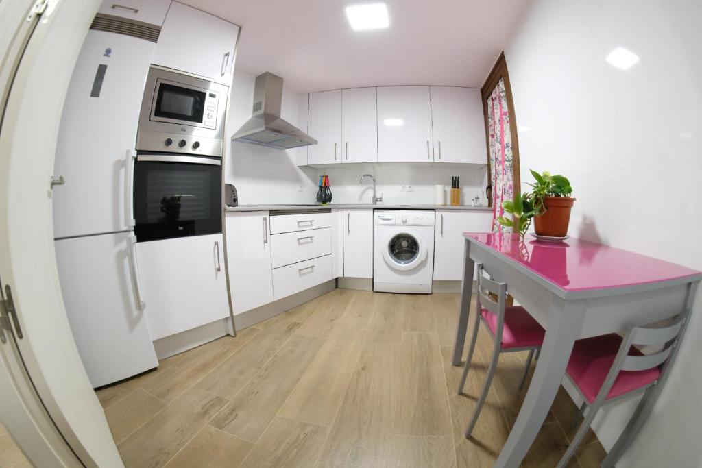 A kitchen or kitchenette at Amanece Monegrillo Apartamentos