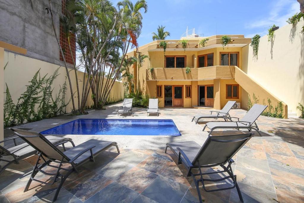 a group of chairs sitting around a swimming pool at Casa Di Giulio in San Francisco