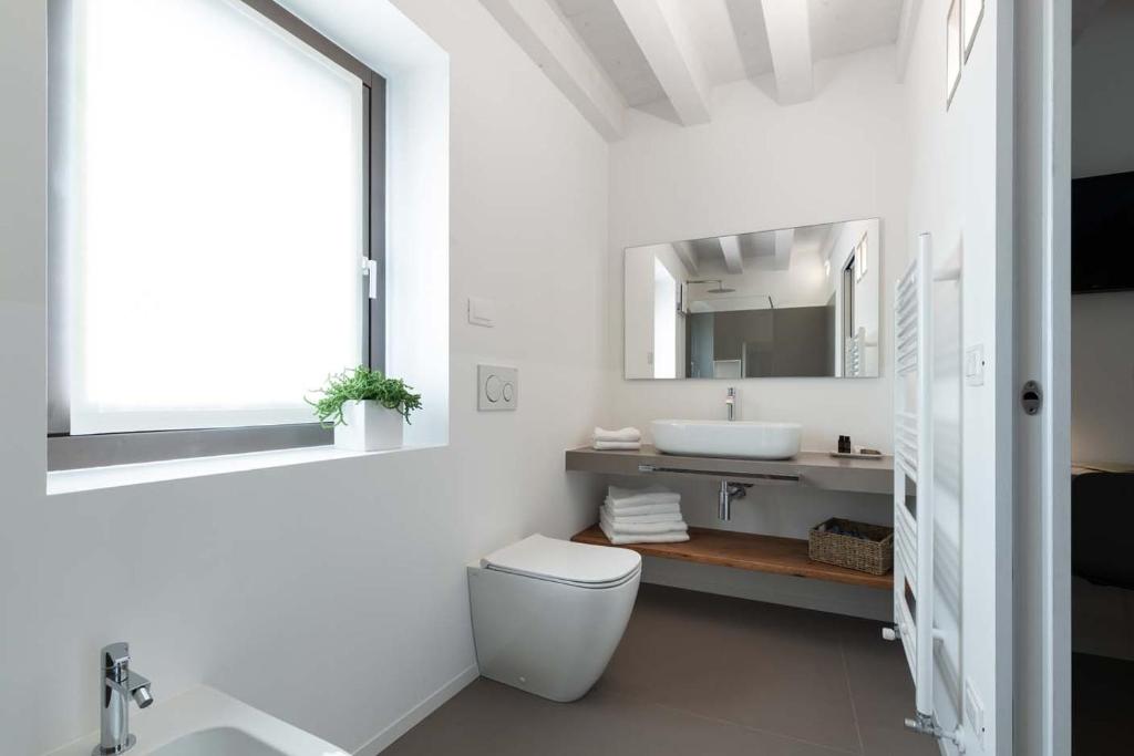A bathroom at Portone180 Guest House
