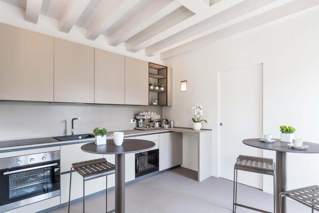 A kitchen or kitchenette at Portone180 Guest House