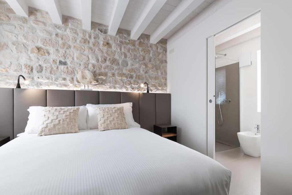 A bed or beds in a room at Portone180 Guest House