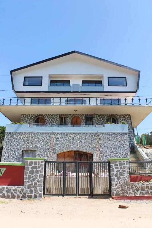 a building with a balcony on top of it at Costanera240 in El Quisco