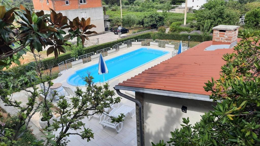- une vue sur la piscine et le toit dans l'établissement Apartments Ankica - pool & garden, à Kampor