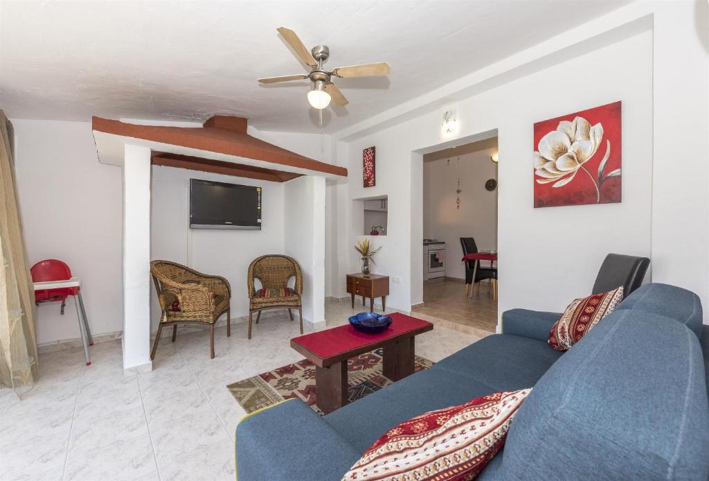 Telewizja i/lub zestaw kina domowego w obiekcie Bungalow Small House