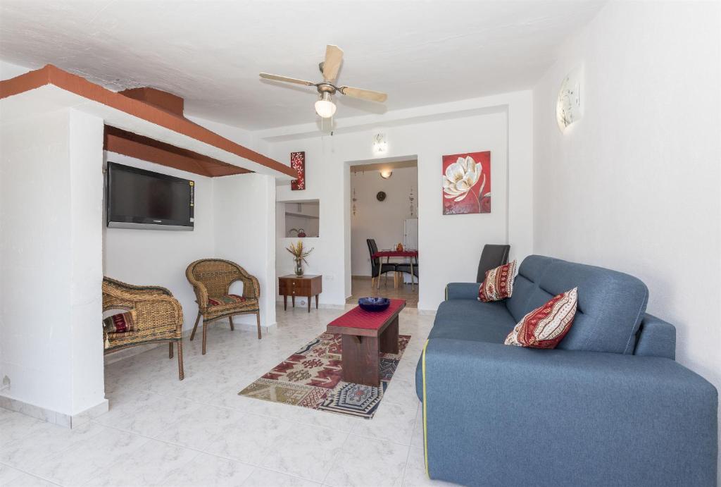 Telewizja i/lub zestaw kina domowego w obiekcie Bungalow Small House
