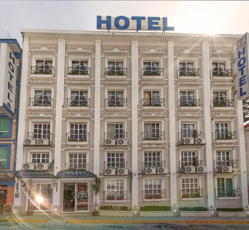 un bâtiment d'hôtel avec un panneau en haut dans l'établissement Villa las Margaritas Plaza Cristal, à Xalapa