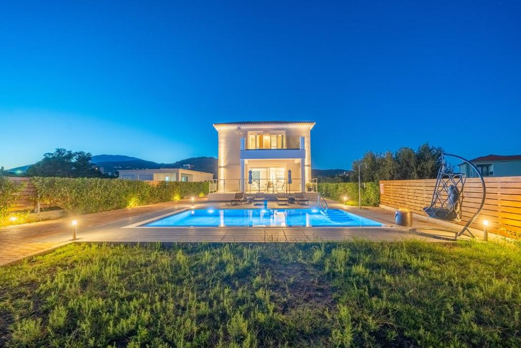 Bazén v ubytovaní Artemon New Luxury Villa alebo v jeho blízkosti