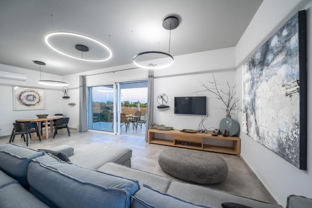 Televízia a/alebo spoločenská miestnosť v ubytovaní Artemon New Luxury Villa