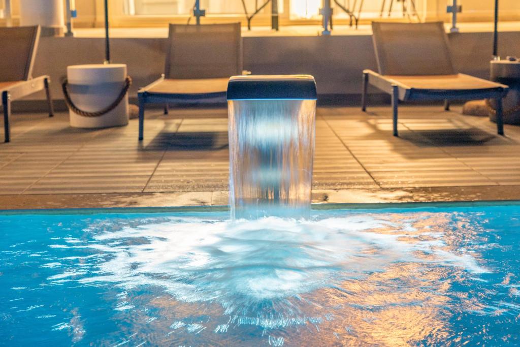 Bazén v ubytovaní Artemon New Luxury Villa alebo v jeho blízkosti