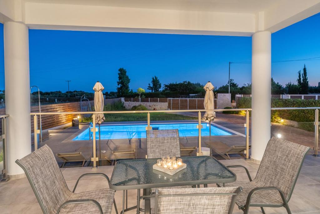 Bazén v ubytovaní Artemon New Luxury Villa alebo v jeho blízkosti