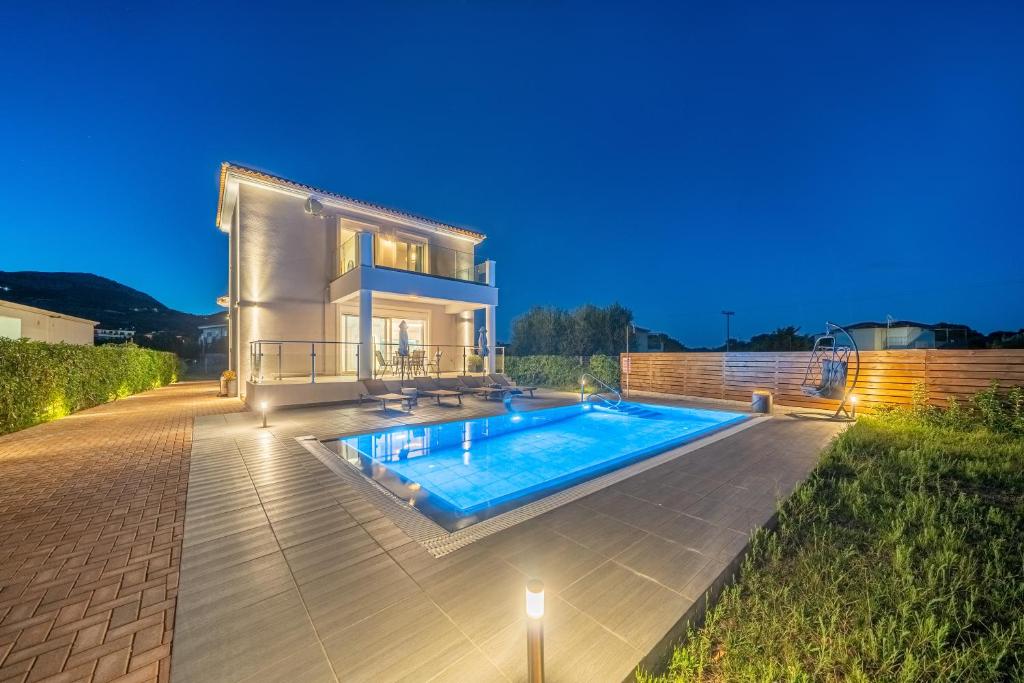 Bazén v ubytovaní Artemon New Luxury Villa alebo v jeho blízkosti