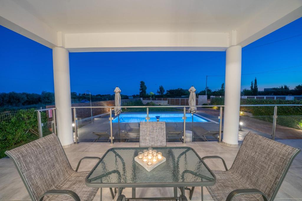 Bazén v ubytovaní Artemon New Luxury Villa alebo v jeho blízkosti
