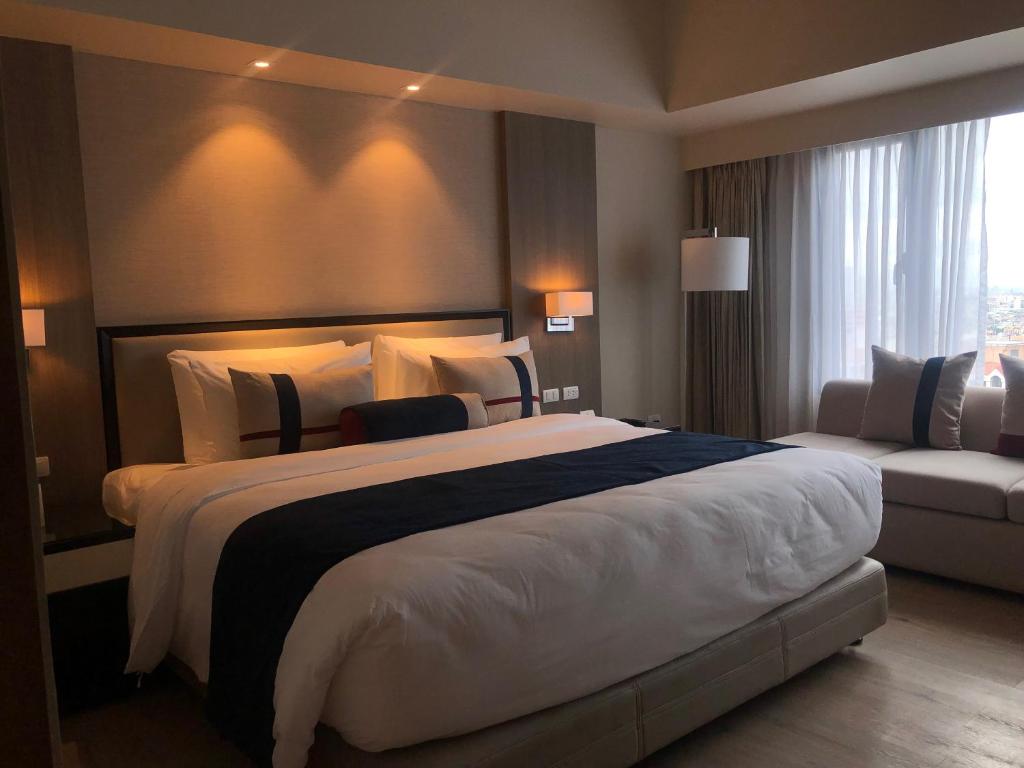 Uma cama ou camas num quarto em Seda Residences Makati