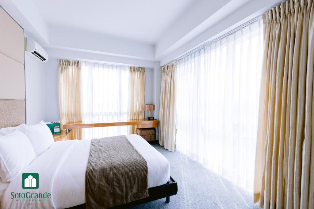 Letto o letti in una camera di Sotogrande Hotel and Resort