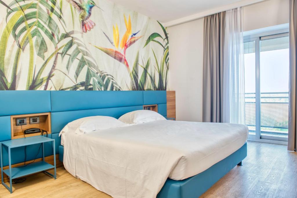 una camera con un grande letto e un murale di Palace Hotel Zingonia a Verdellino