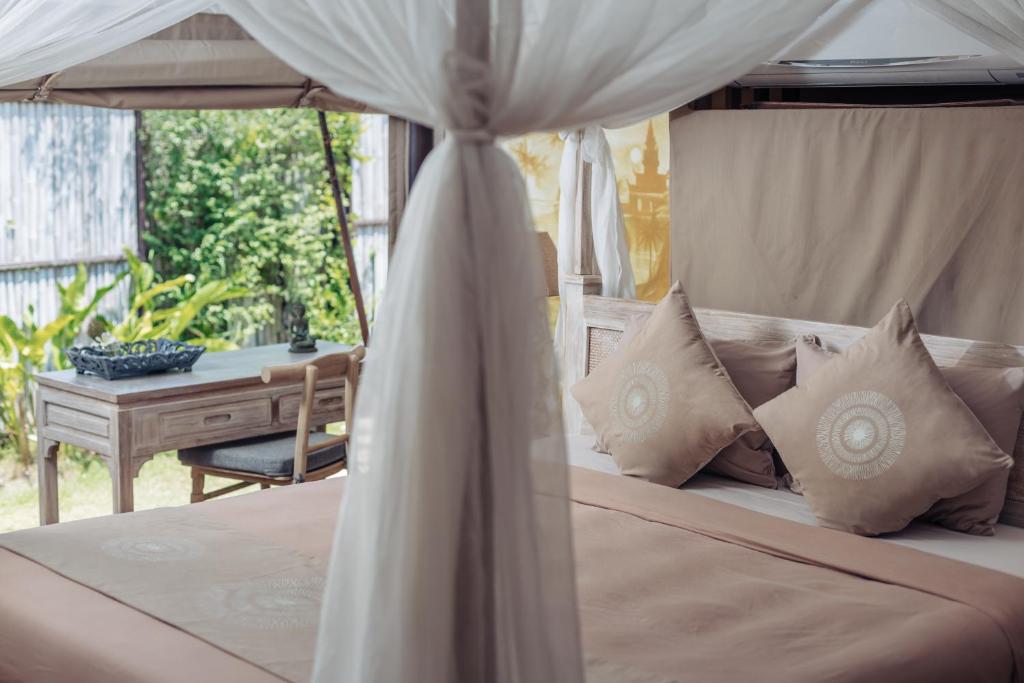 Postel nebo postele na pokoji v ubytování Khwan Beach Resort - Luxury Glamping and Pool Villas Samui - Adults Only - SHA Extra Plus