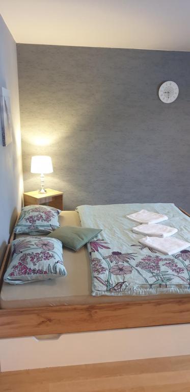 Postel nebo postele na pokoji v ubytování Apartmán Železná Ruda