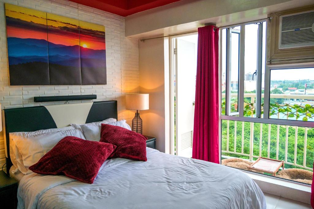 Postel nebo postele na pokoji v ubytování The Red Keep Condotel Tagaytay Cityland Prime Residences with 55in 4k TV & Netflix