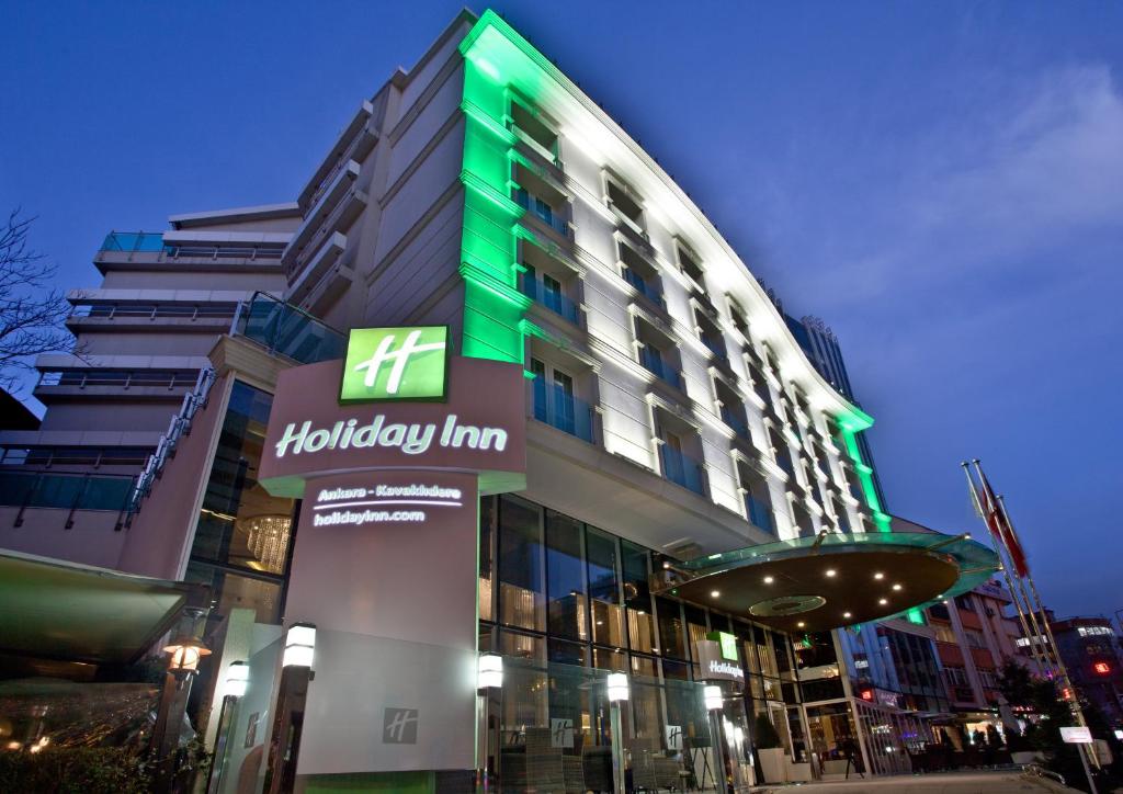 um edifício com uma placa de Hilton Inn em frente em Holiday Inn Ankara-Kavaklidere, an IHG Hotel em Ancara