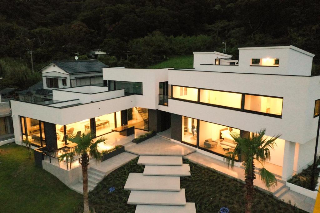 Luftaufnahme eines weißen Hauses bei Nacht in der Unterkunft GLテラス in Kyonan