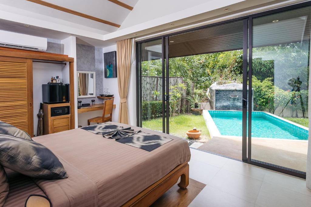 Bazén v ubytování Khwan Beach Resort - Luxury Glamping and Pool Villas Samui - Adults Only - SHA Extra Plus nebo v jeho okolí