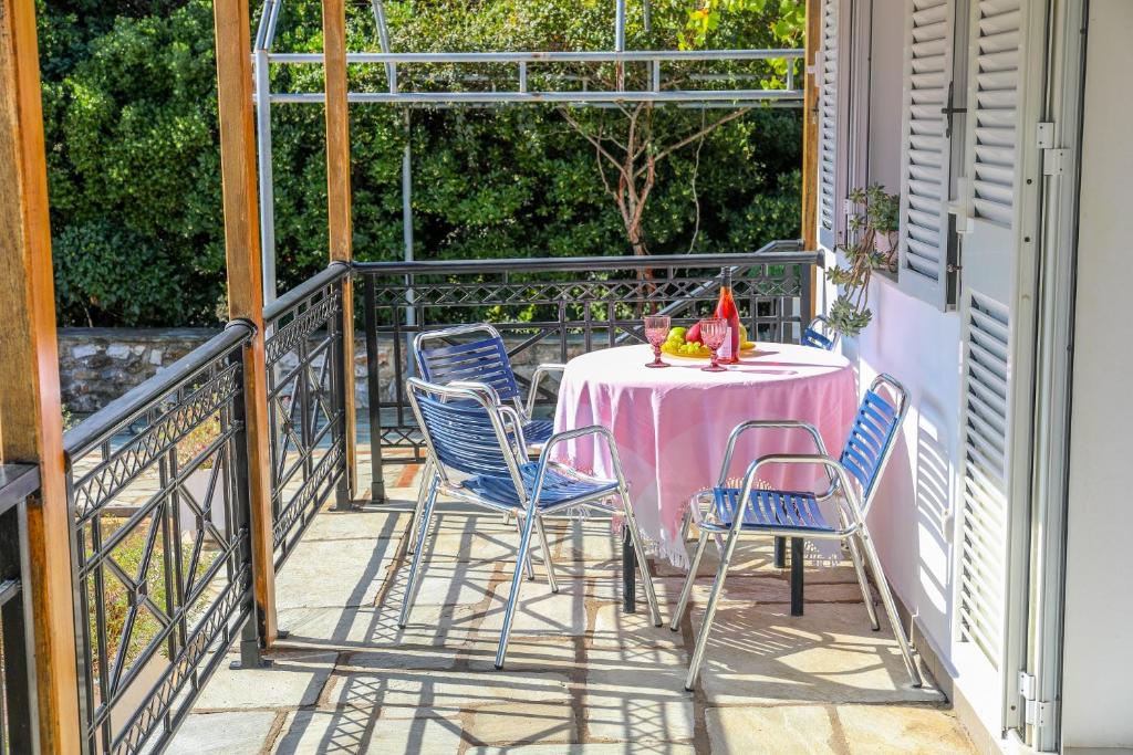 d'une terrasse avec une table et des chaises sur un balcon. dans l'établissement VILLA MITZELOS, à Skiathos Chora