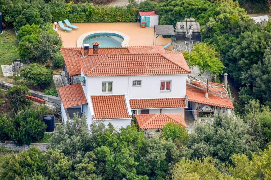 une vue aérienne sur une maison au toit orange dans l'établissement VILLA MITZELOS, à Skiathos Chora