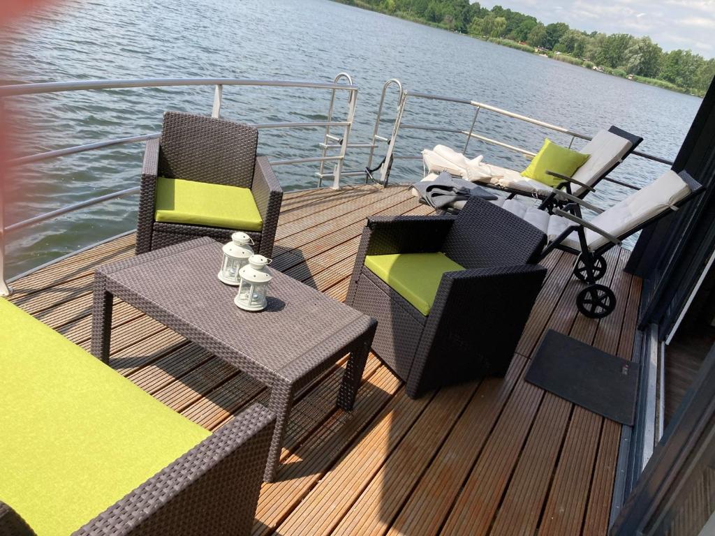 Schwimmende Ferienwohnung, Hausboot Urlaub als Festlieger am Steg - Casa Vacanze