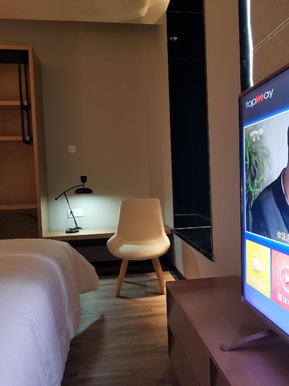 TV a/nebo společenská místnost v ubytování Unijoy Cityinn OCT Loft Shenzhen有集城市客栈创意园店